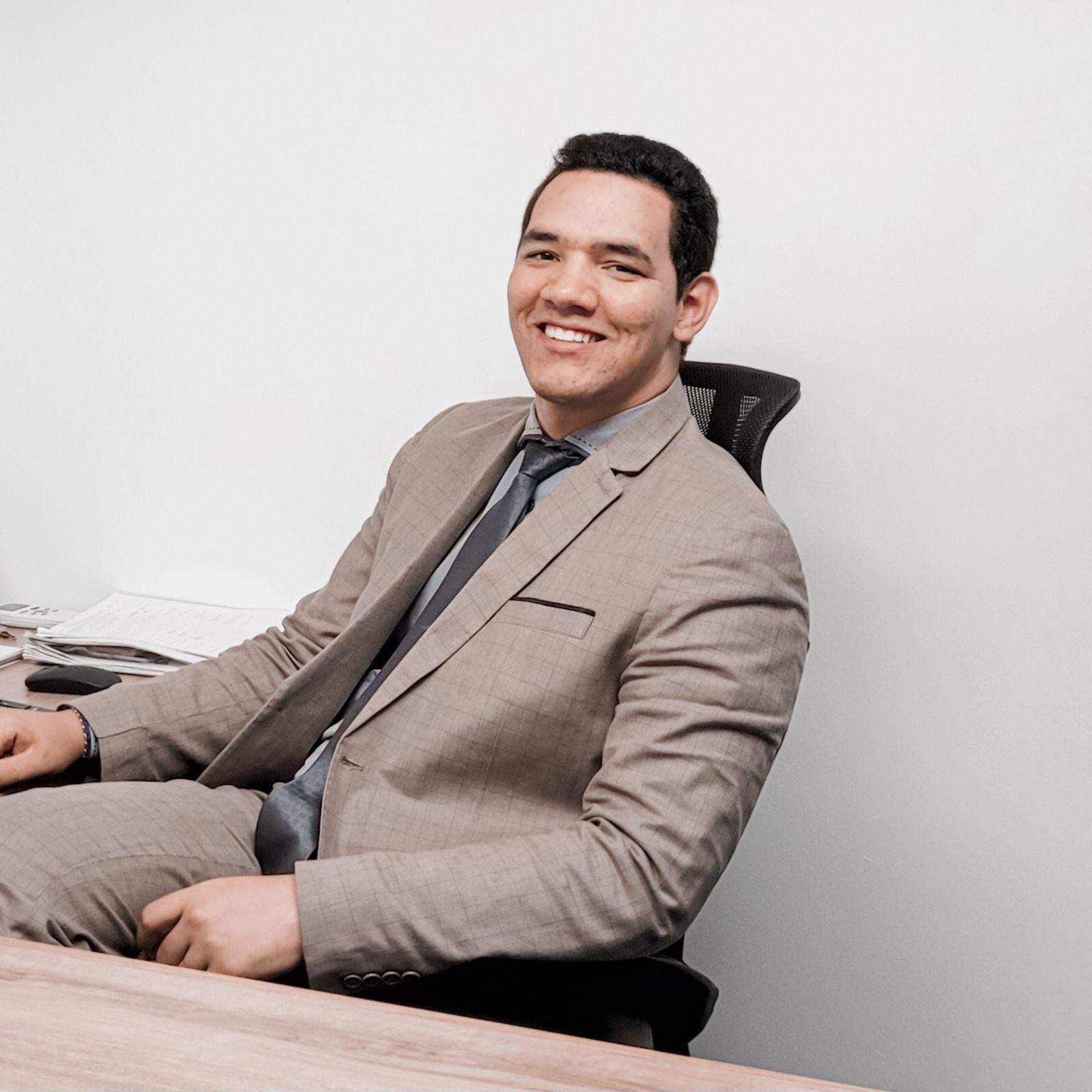 Dr. Breno Lima em atendimento no escritório